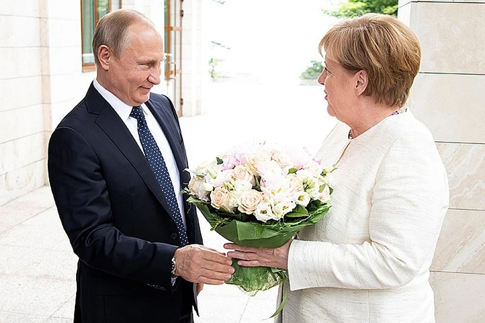 Ангела Меркель получила от Владимира Путина букет