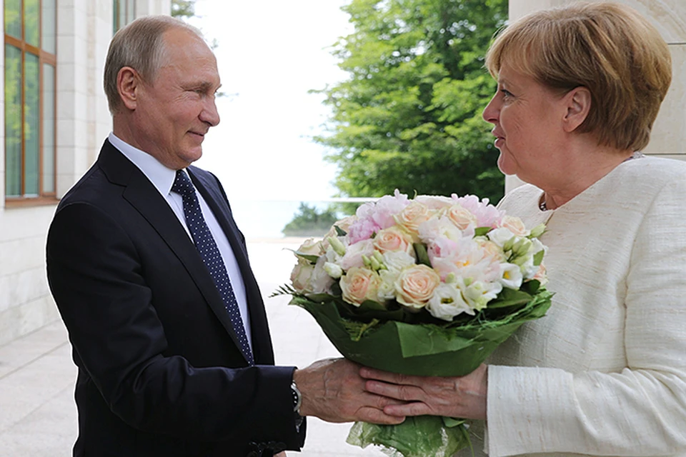 Владимир Путин в своей сочинской резиденции встретил Ангелу Меркель элегантным букетом цветов