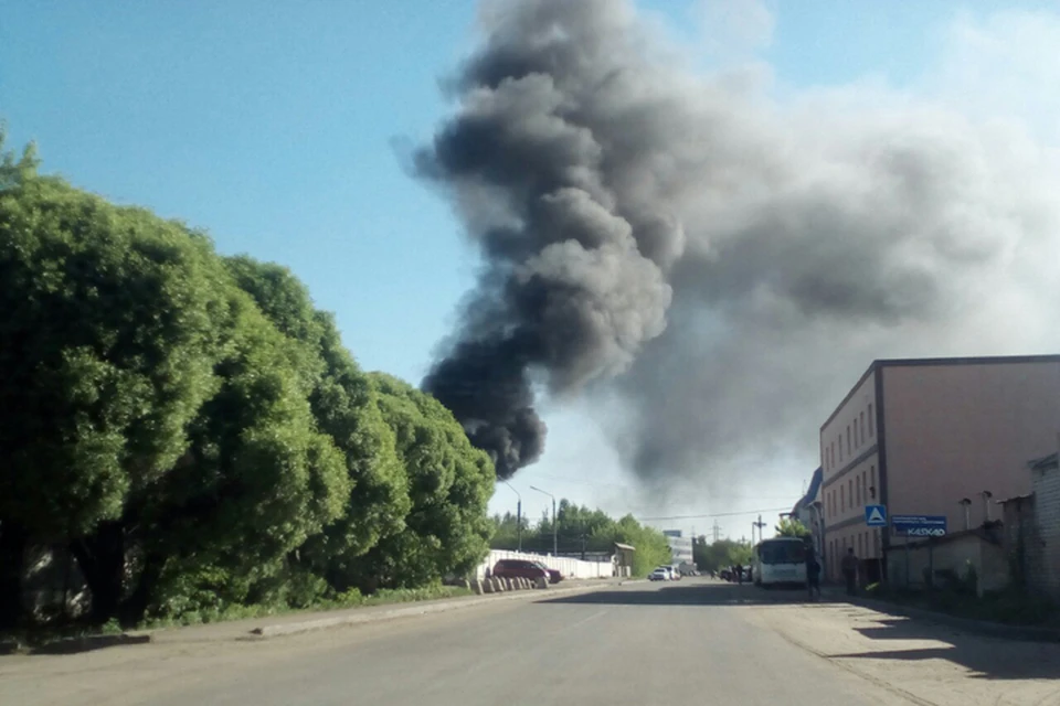 Крупный пожар произошел на стоянке фур в Нижнем Новгороде