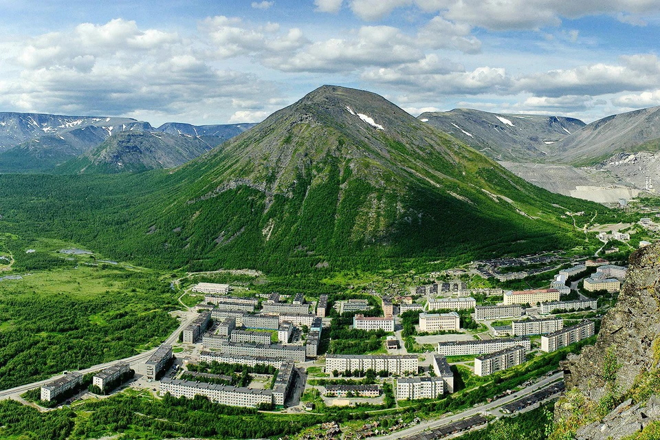 Вид на поселок Кукисвумчорр со склона горы Юкспор. Фото: Григорий Ильин