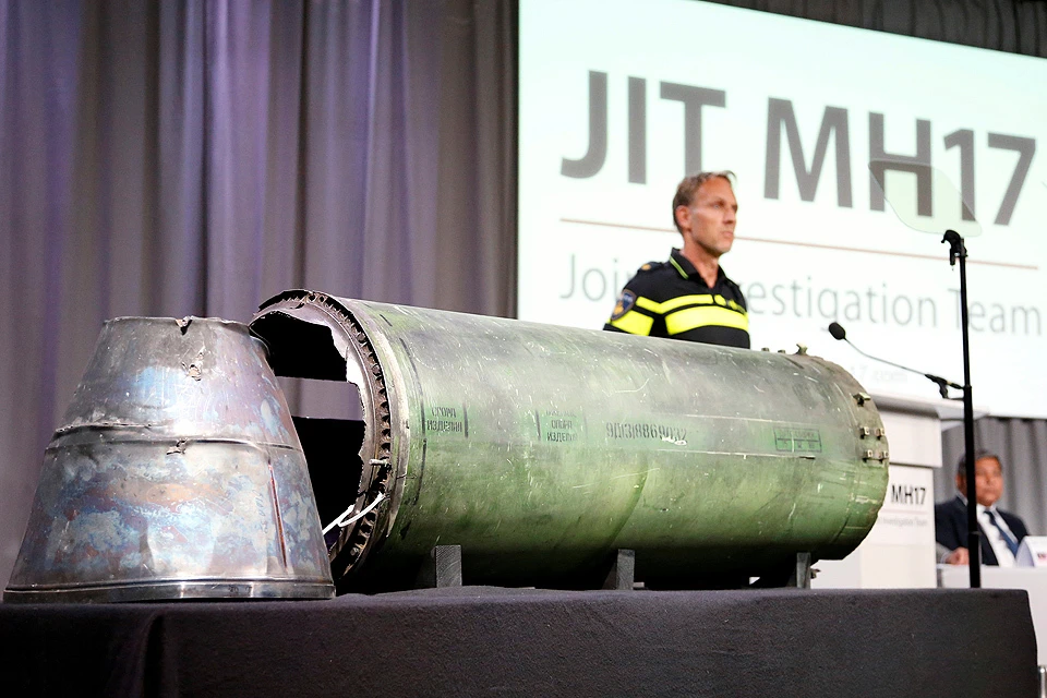 Во время пресс-конференции в Нидерландах журналистам показали обломки ракеты, которой по версии международного расследования и был сбит "Боинг".