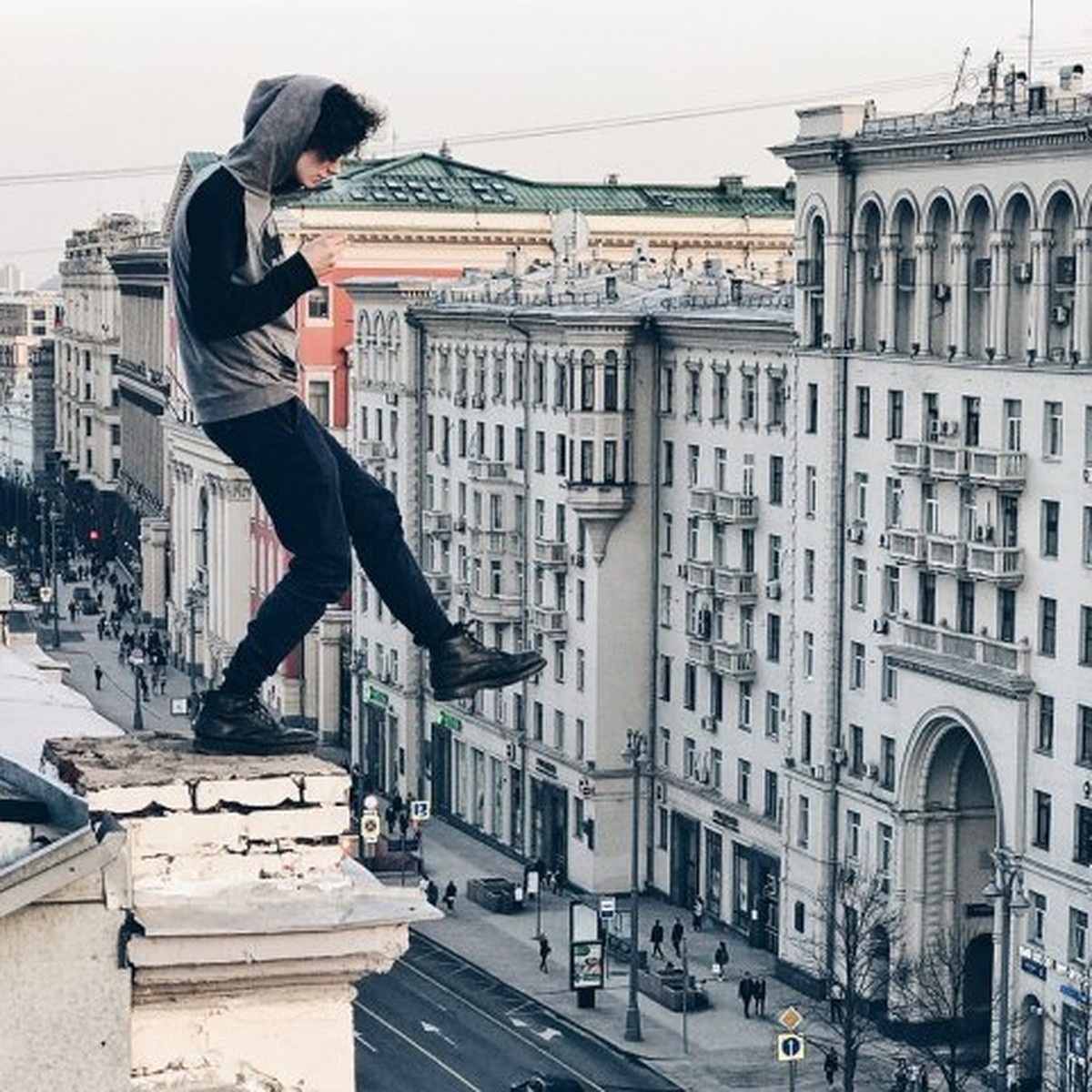 В Петербурге известный фотограф, пытавшийся сделать снимок с высоты, рухнул  с Ростральной колонны - KP.RU