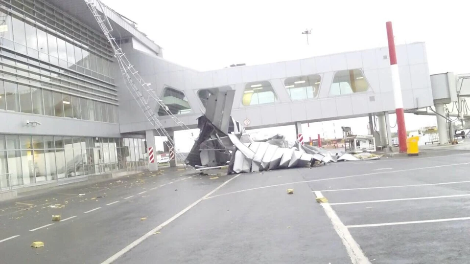 В аэропорту перекрыли два выхода из-за повреждений от слетевшей кровли. Фото: Татьяна Щебланова