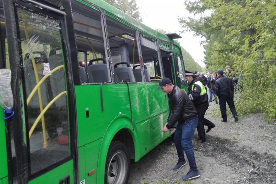 Автобус пришлось ставить на колеса с помощью спецтехники. Фото: СУ СКР по Свердловской области