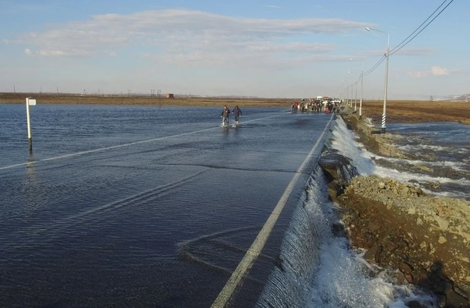 По дороге из Норильска в аэропорт северяне преодолевают стометровку босиком по воде. Фото: "Новости Норильска"