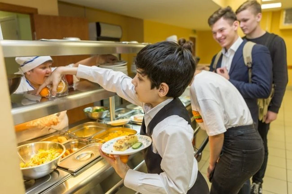 Школьники могут получать питание в столовой, как по скомплектованному меню, так и по меню со свободным выбором.