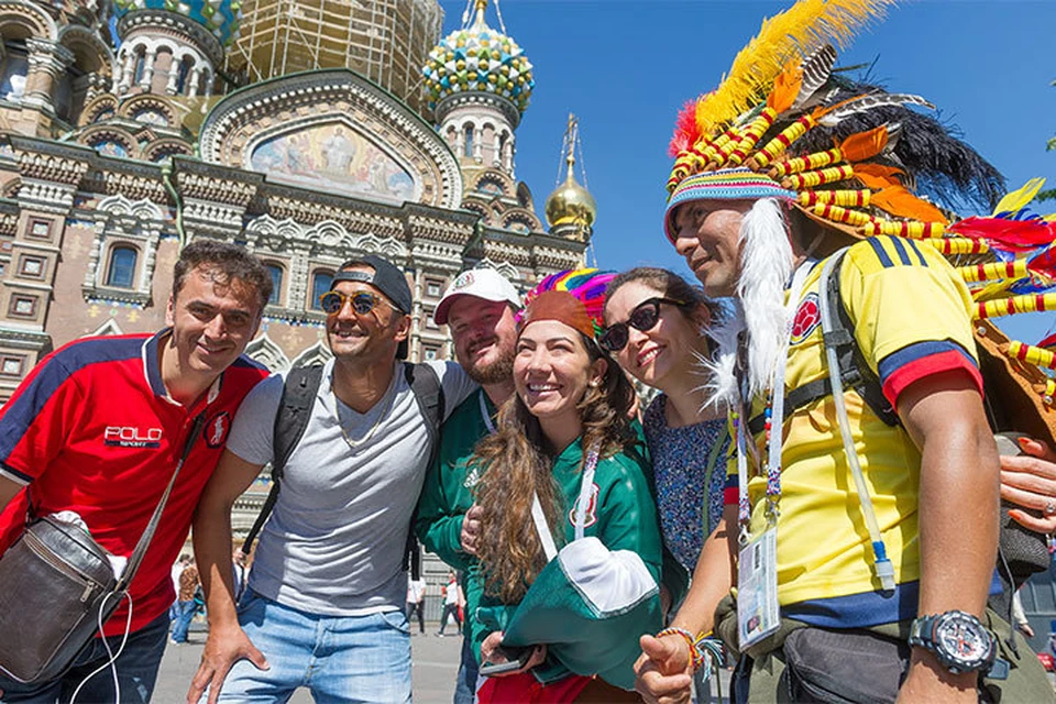 Фестиваль болельщиков FIFA 2018 14 июня открылся в Петербурге на Конюшенной площади.