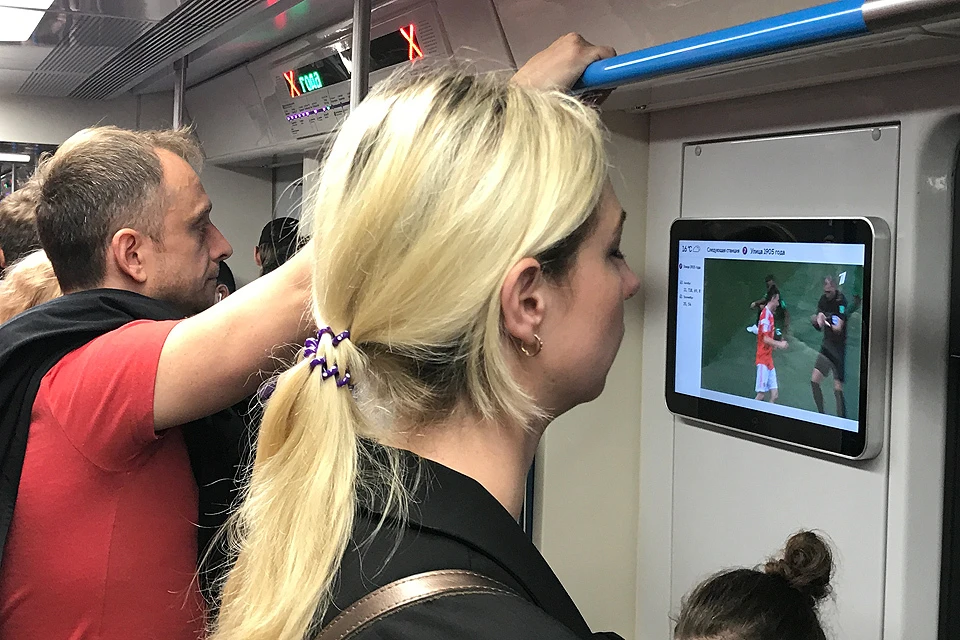 Трансляция матча открытия чемпионата мира в вагоне метро.