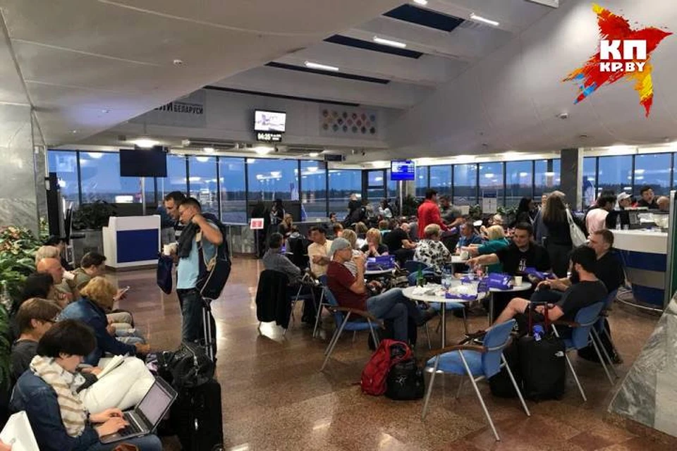 Пассажирам рейса "Минск-Тбилиси" ночевать пришлось в аэропорту. Фото: Андрей БАЛАГАНСКИЙ