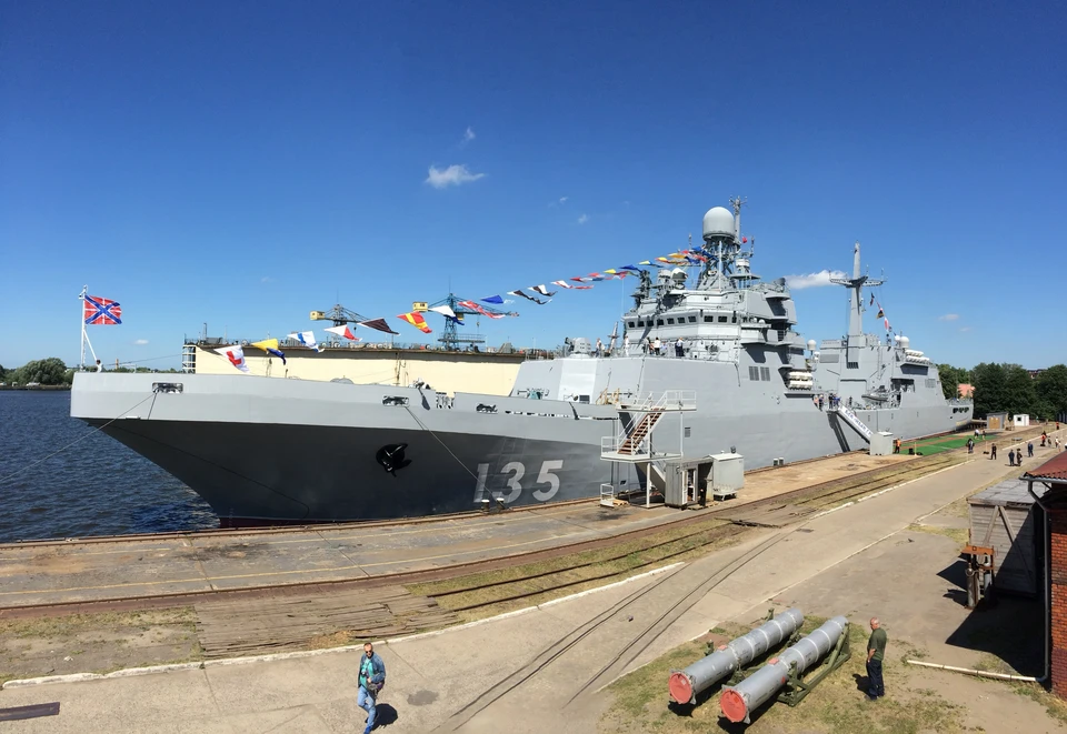 В Калининграде подняли флаг на большом десантном корабле «Иван Грен».