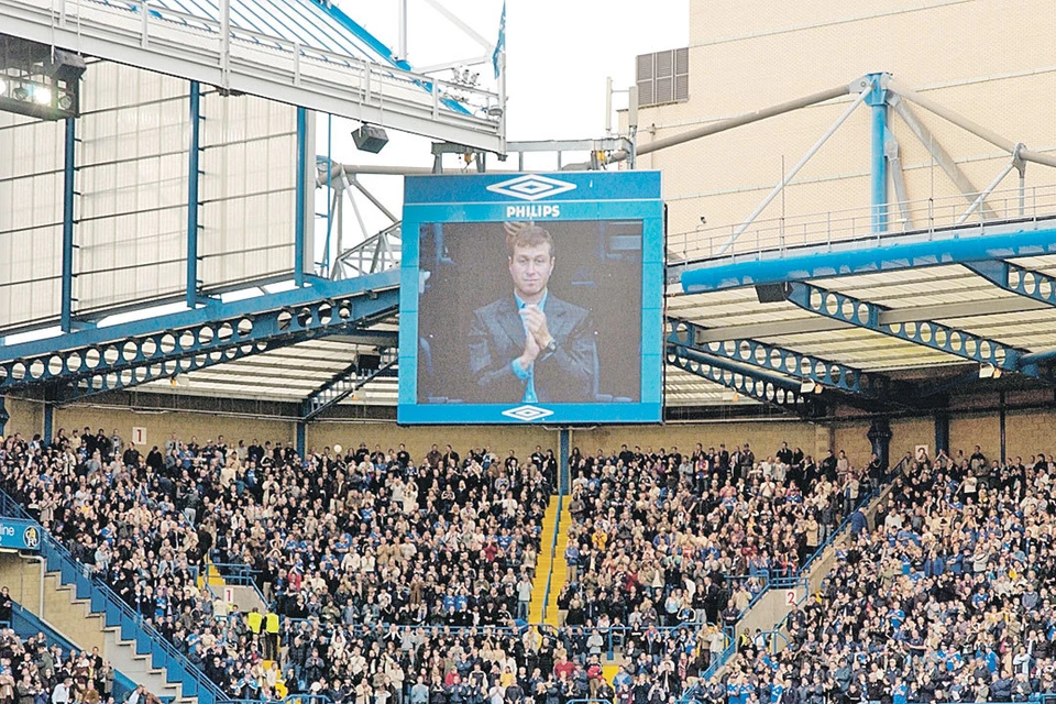 На лик Абрамовича, глядевшего с экрана стадиона «Стэмфорд Бридж», фанаты «Челси» молились как на бога. На кого им уповать теперь? Фото: John Ingledew/Chelsea FC via Getty Images