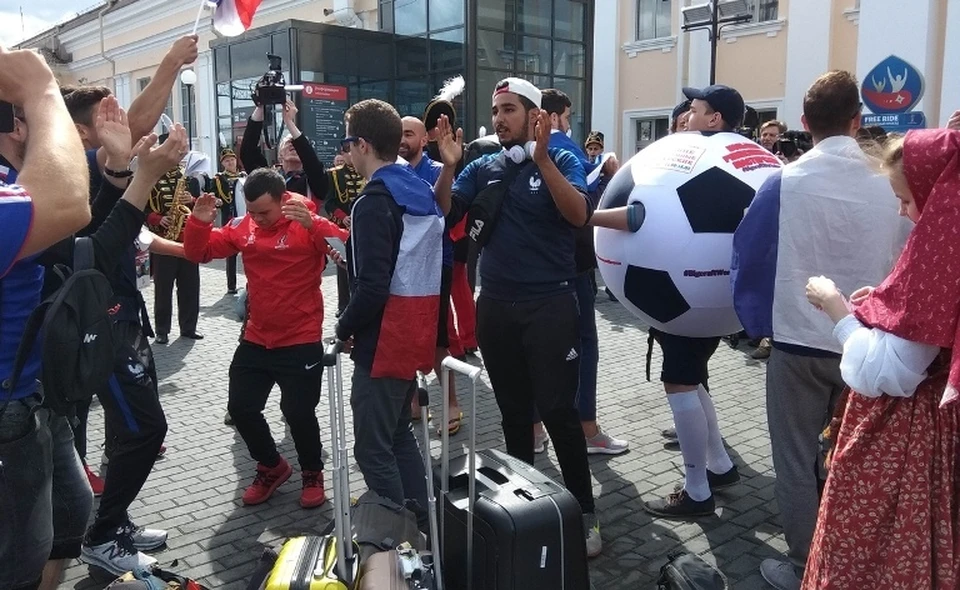 Болельщики отплясывали "топотуху" вместе с русскими красавицами и огромным футбольным мячом