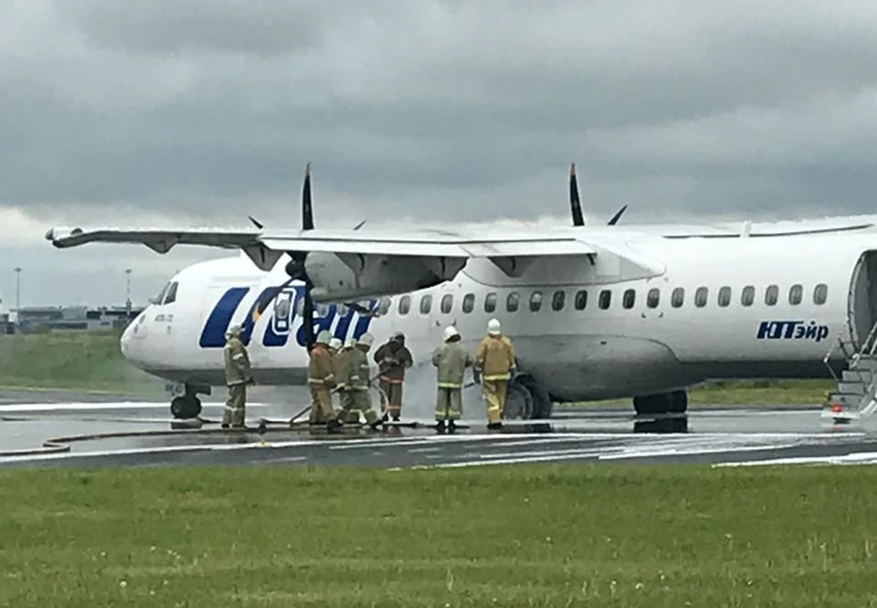 В аэропорту Рощино во время руления загорелось шасси у самолета ATR-72 компании Utair. Фото из соцсетей