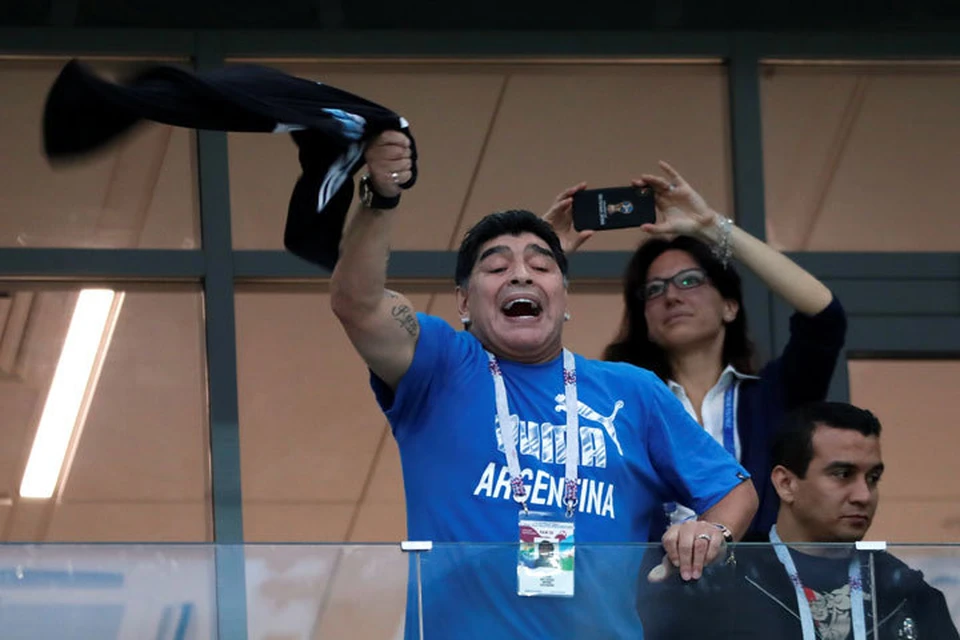 Диего Марадона с трибуны нижегородского стадиона поддерживал аргентинскую сборную