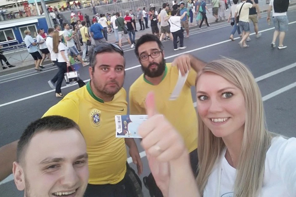 Двое бразильцев отдали билеты своих друзей случайным прохожим, гулявшим у стадиона. Фото из группы ВК "Это Ростов-на-Дону!"