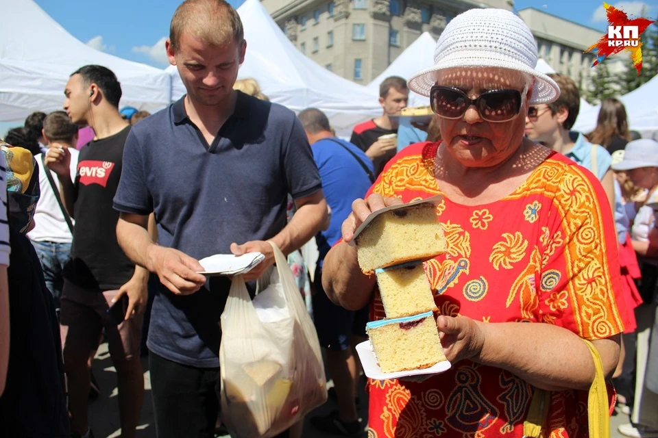 На День города новосибирцам подарили огромный торт.