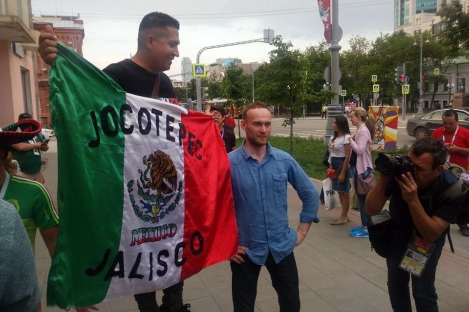 Мексиканских болельщиков от болельщиков других стран, находящихся сейчас в Екатеринбурге, вы можете отличить по вот таким флагам.