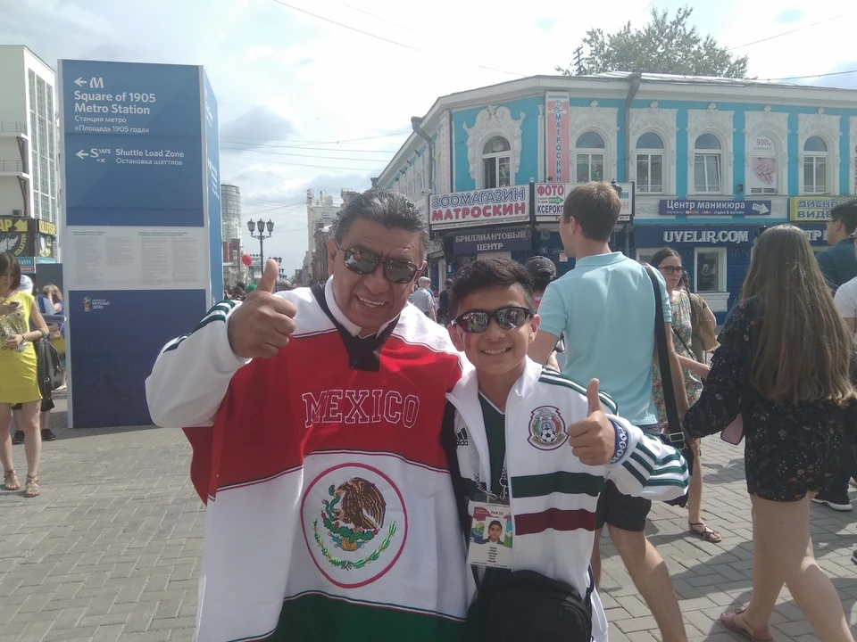 Фернандо Мулино с сыном гуляют в центре Екатеринбурга