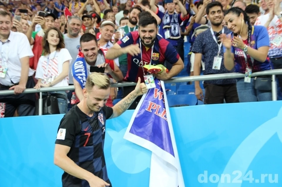 Подарив бутсы, футболист показал большой палец. Фото: DON24.ru