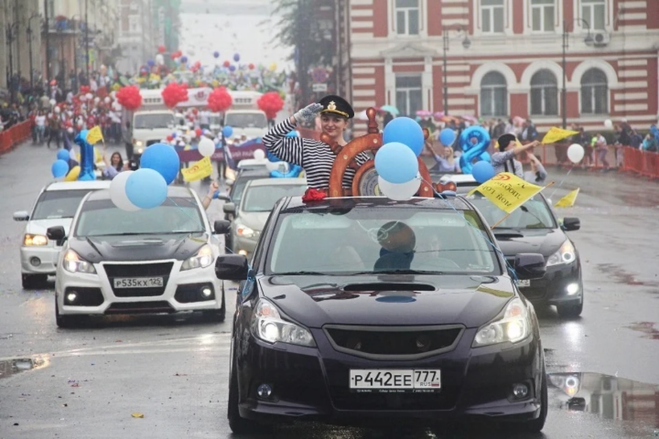 Во время театрализованного шествия жители и гости Владивостока прошли по центральным улицам.