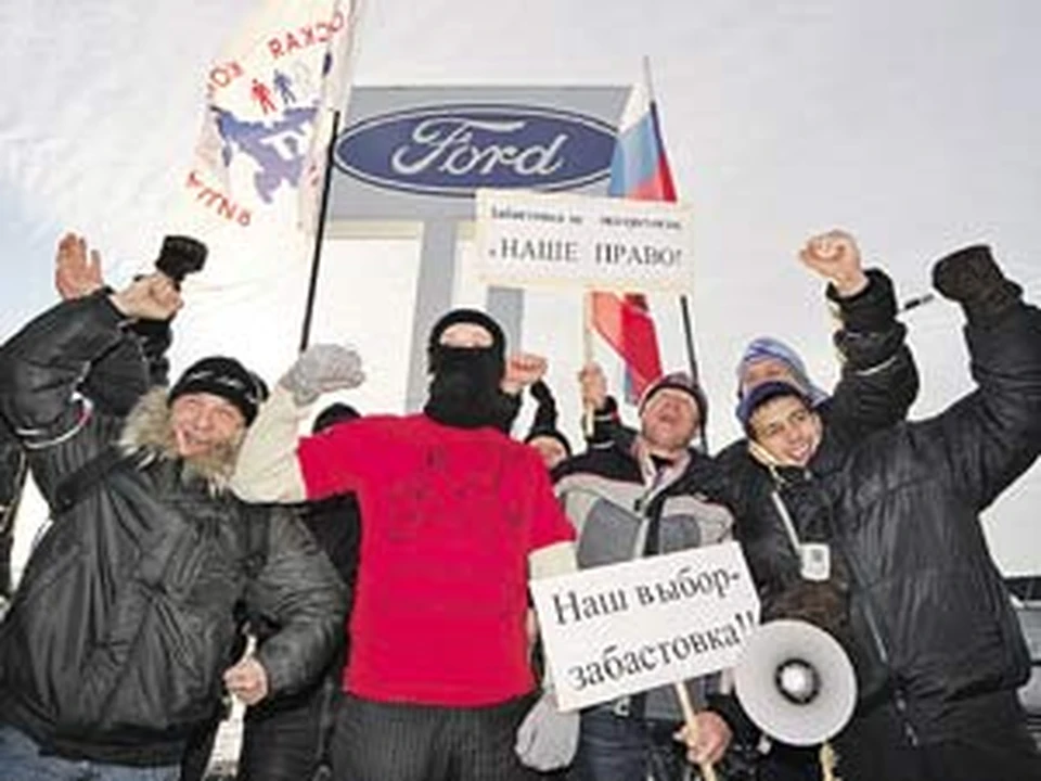 Всего на заводе 2000 рабочих. Почти 1500 - бастуют.