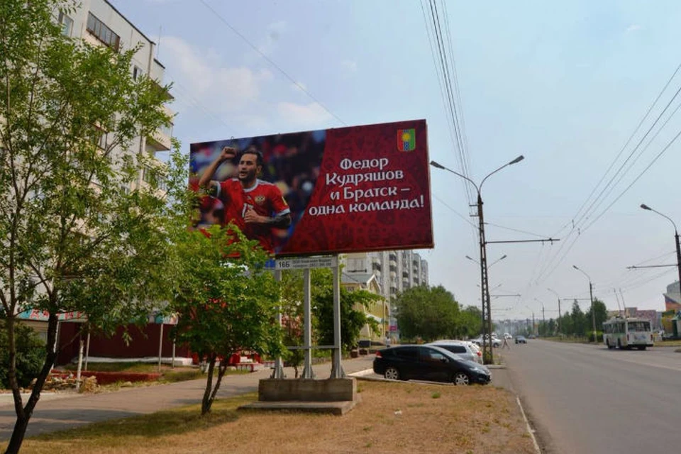 Июль 2018. Братск. По всему городу развешаны плакаты с футболистом Федором Кудряшовым. Фото: личный архив Василия Кудряшова.