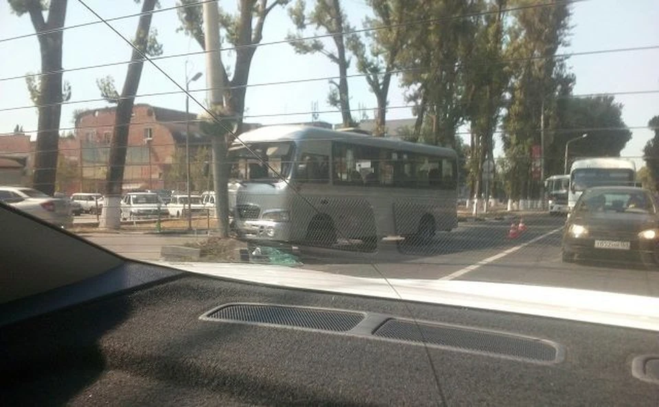 Авария случилась в самый час-пик на одной из главных транспортных артерий города. Фото: группа Вконтакте "Ростов-Главный".