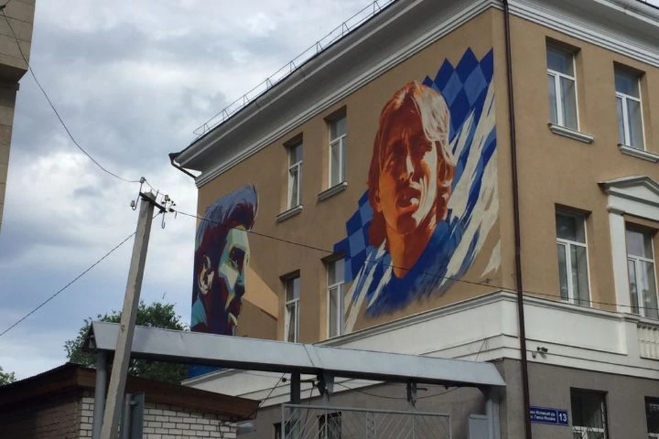 Нарисовать Модрича решили рядом с Месси.