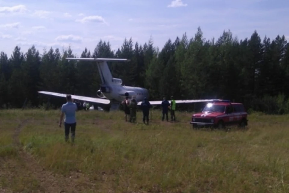 Самолет Як-40 братской авиакомпании выкатился за пределы полосы в Якутии