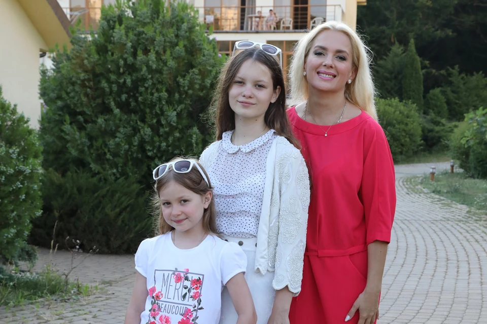 Мария Порошина со своими дочерьми.