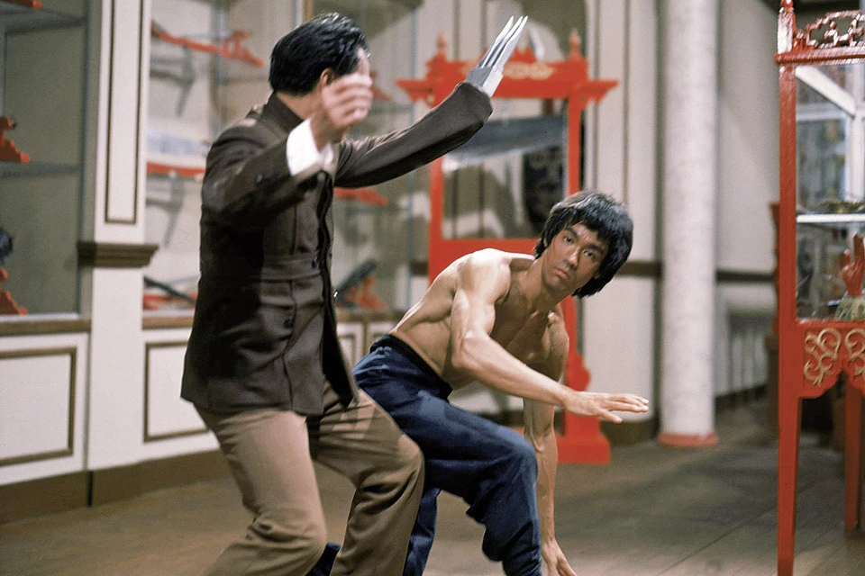Фильм «Выход дракона» (1973), в котором Брюс Ли сыграл главную роль, стал первой голливудской картиной с восточными единоборствами.