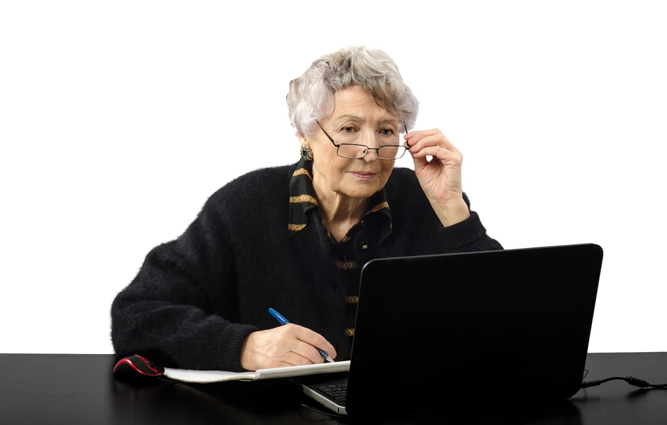Многие рабочие места практических во всех сферах компьютеризированы и требуют от пенсионеров профессионализма. Фото: Depositphotos