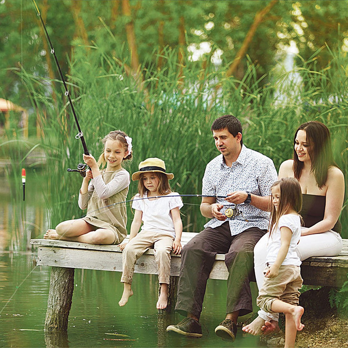 Семья на рыбалке. Семейные увлечения. Дети на рыбалке. Семья у реки.