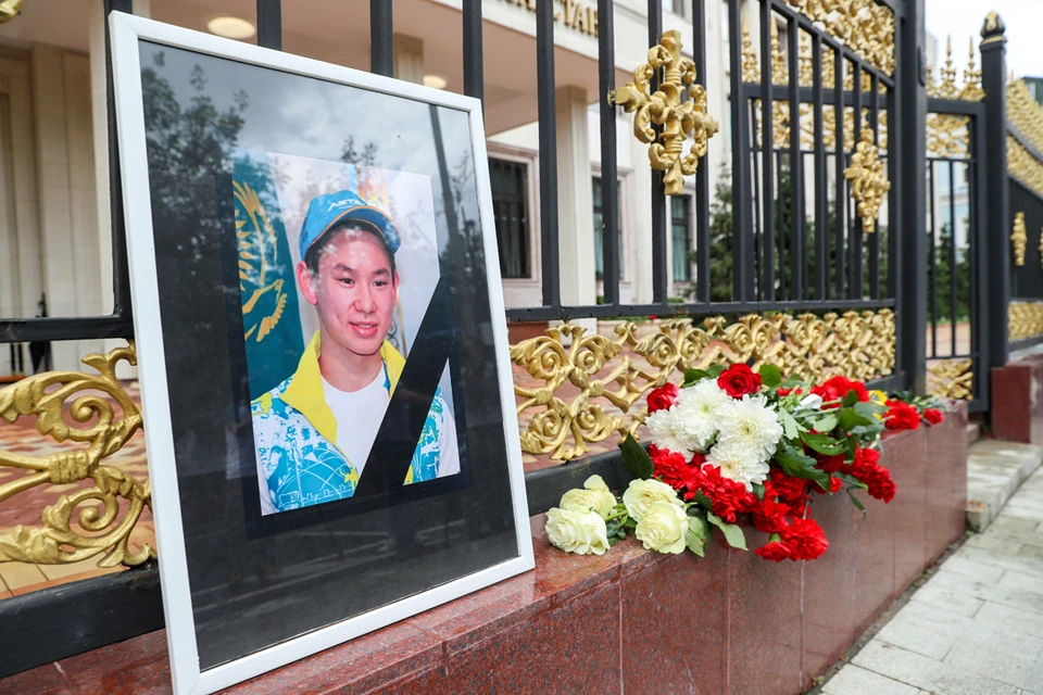 Цветы в память о Денисе Тене у посольства Казахстана в Москве. Фото: Сергей Савостьянов/ТАСС