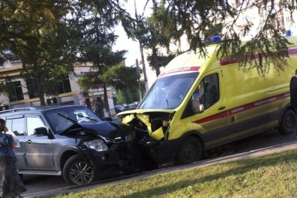 Скорая кемерово. Авария в Кемерово со скорой помощью в. Аварии в Кемерово с скорой улица Красноармейская. Происшествия Юрга сегодня произошло ДТП С участием скорой помощи.