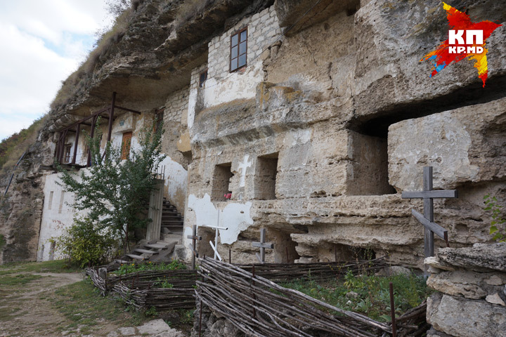 Знаменитый скальный монастырь в Цыпова