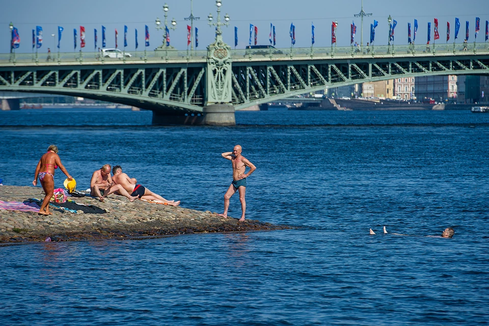 В петербурге купаются. Санкт-Петербург купание. Места для купания в Санкт-Петербурге. Где купаются в Питере летом. Летний отдых Санкт Петербург.