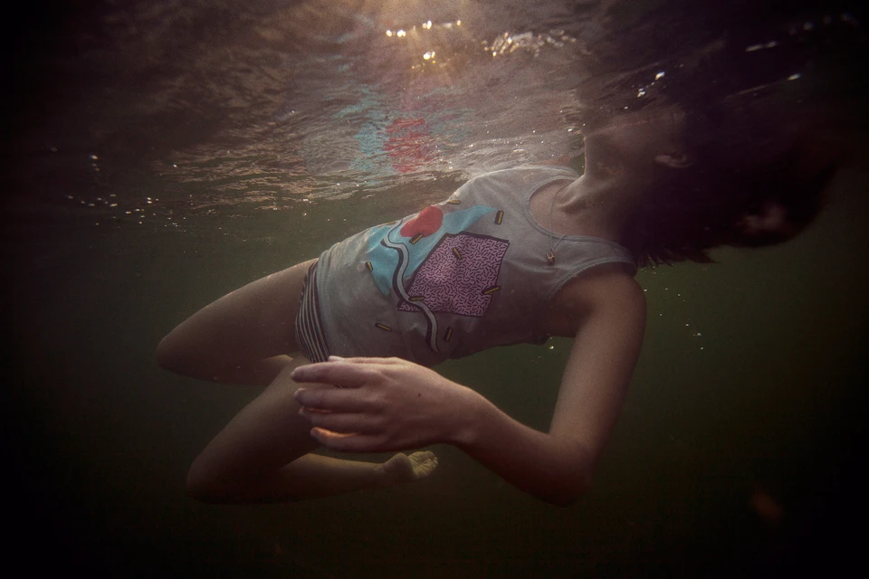 Двое суток в воде. Девушка тонет в воде. Девушка под водой в реке.