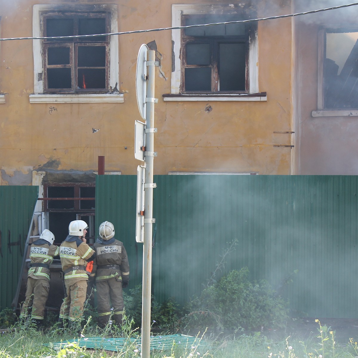 Пожар на проспекте Кирова около Вива Лэнда в Самаре: бомжи подожгли  двухэтажку и сами сгорели? - KP.RU