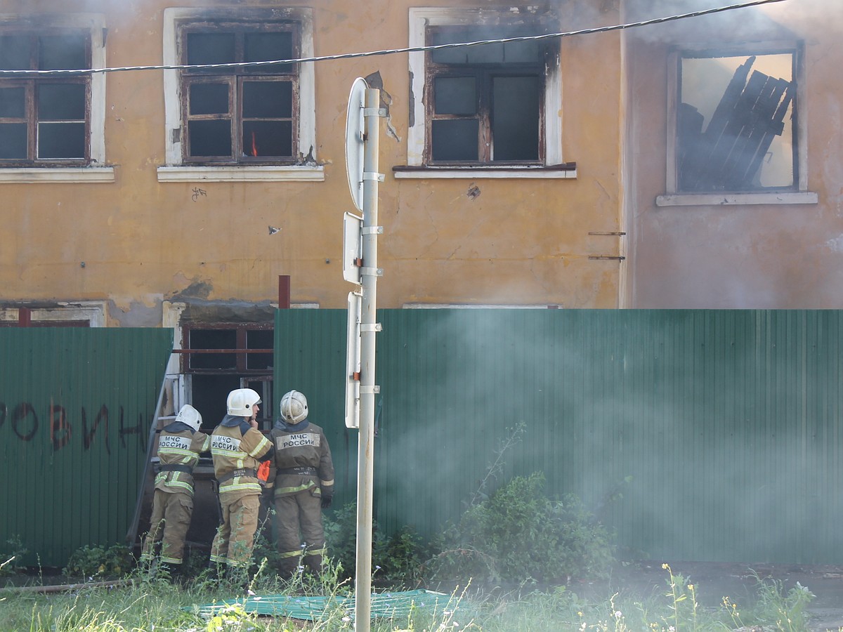 Пожар на проспекте Кирова около Вива Лэнда в Самаре: бомжи подожгли  двухэтажку и сами сгорели? - KP.RU