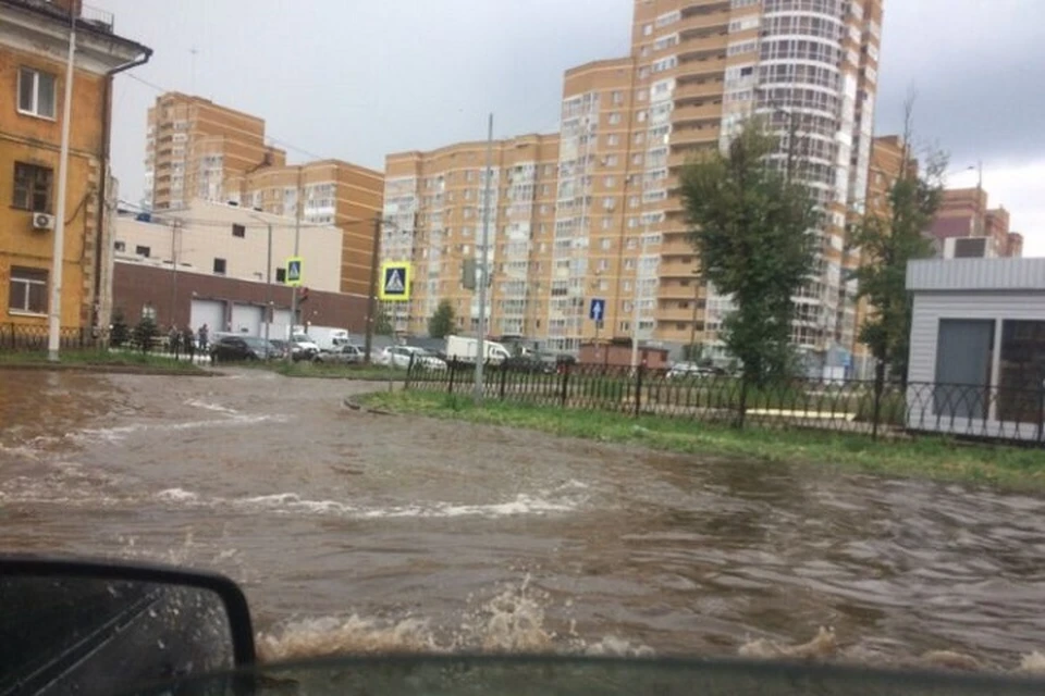 Вода растекалась по улицам бурными потоками.