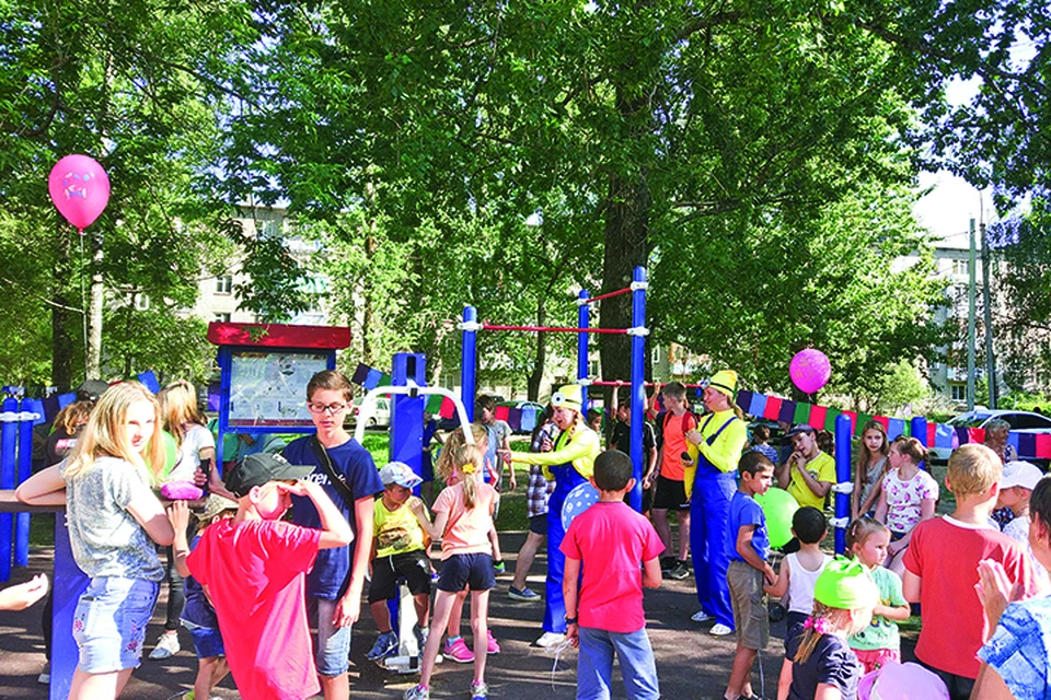 Юные жители окрестных домов осваивают детский городок и спортплощадку. Фото: Тамара Смирнова