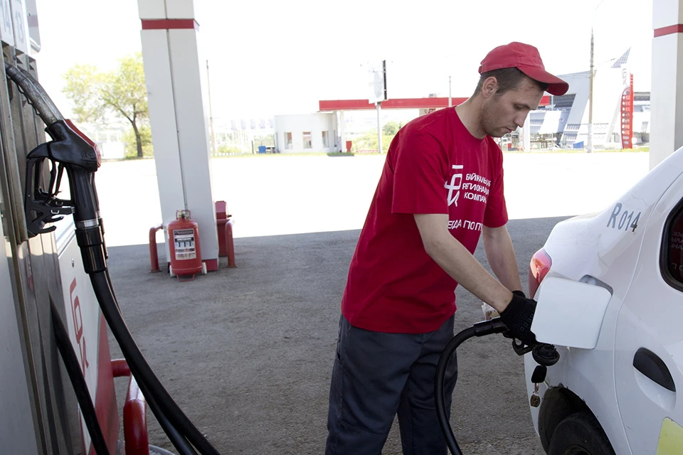 Средняя цена литра 92-го бензина на АЗС страны сейчас: 42 руб. В прошлом году литр стоил 37,7 руб.