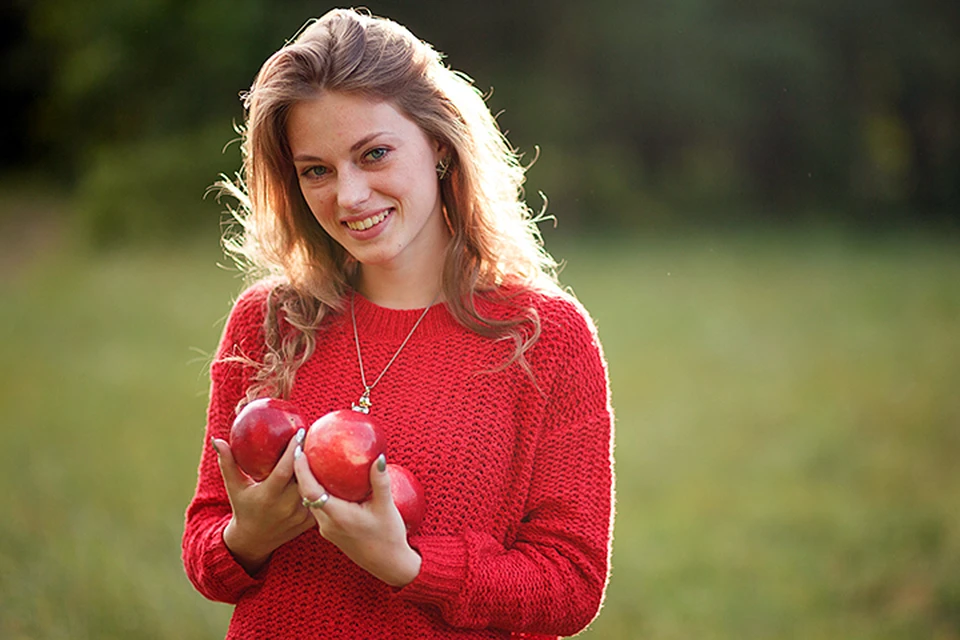 Девушка с яблоком в руке фото