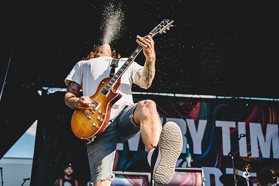 Гитарист американской рок-группы Every Time I Die Джордан Бакли во время одного из концертов разгорячился и плеснул в толпу поклонников пивом