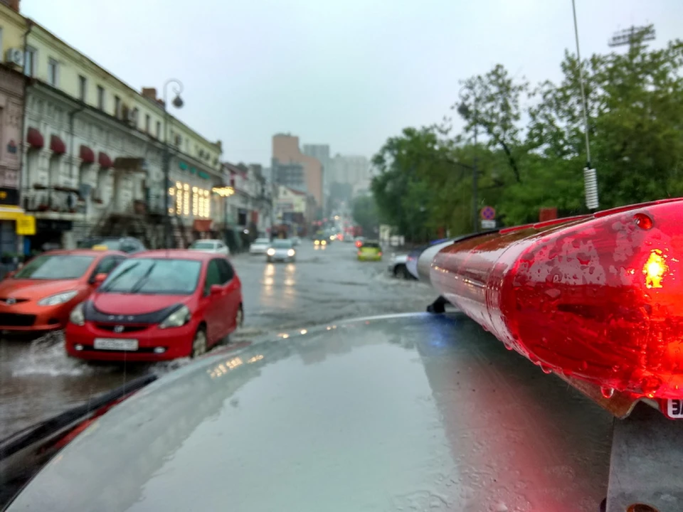 Большинство дорог оказались затоплены во Владивостоке | Фото: ГИБДД Приморского края