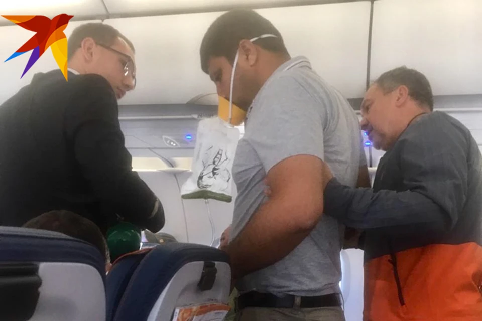 Андрей Пивоваров спасает пассажира самолета - надел на него кислородную маску и дал лекарств