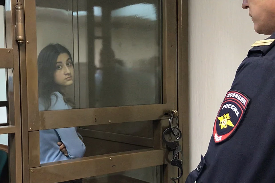 Ангелина Хачатурян в помещении суда.