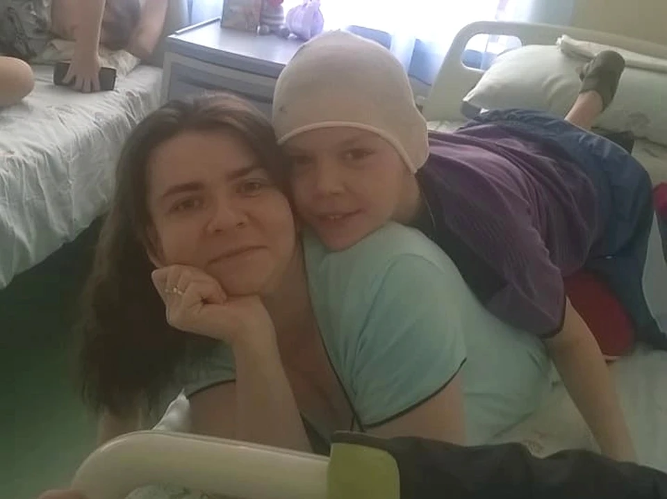 Рома со своей мамой в больнице. Фото: Наталья Медведева.