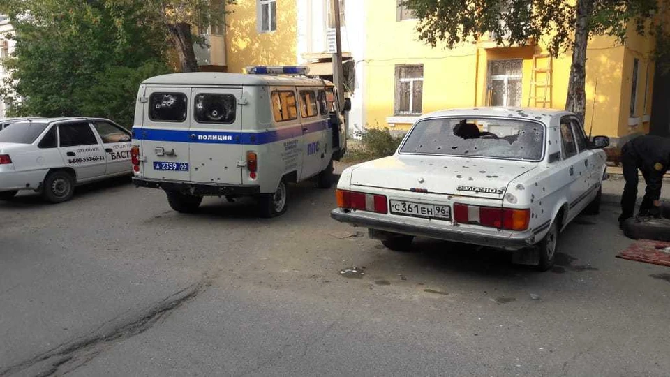 Кроме патрульного автомобиля неадекватный стрелок расстрелял еще несколько машин своих соседей Фото: СУ СКР по Свердловской области